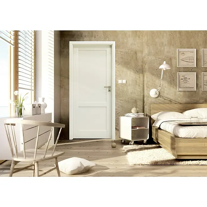 Invado Zimmertür BN1 - 735 x 1.985 mm, DIN Anschlag: Rechts, Verkehrsweiß matt - Eine moderne, weiß lackierte Innentür mit schlichtem Design, die sich harmonisch in ein helles, stilvolles Schlafzimmer einfügt.