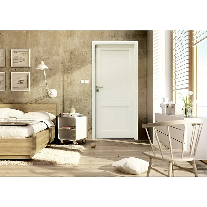 Invado Zimmertür BN1 - 735 x 1.985 mm, DIN Anschlag: Links, Verkehrsweiß matt - Helle Innentür in einem modern gestalteten Schlafzimmer mit Holzbett, Nachttisch und minimalistischer Dekoration.
