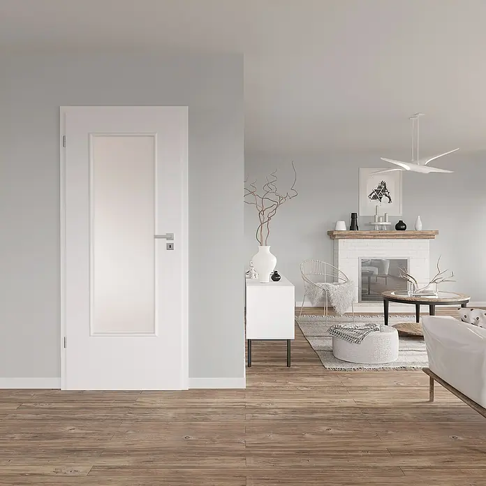 Invado Zimmertür ND31 LA - 735 x 1.985 mm, DIN Anschlag: Links, Verkehrsweiß matt, Röhrenspan, Satiniertes Glas - Eine moderne, weiße Innentür mit einem rechteckigen Glaseinsatz und silberner Türklinke, die in einem stilvollen Wohnraum steht.