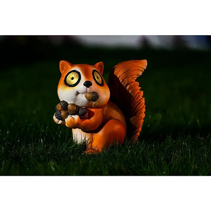 BAUHAUS Solar-Dekoleuchte - Lichtfarbe: Warmweiß, 35,5 x 34,5 x 21 cm, Eichhörnchen mit Nüssen - Detailaufnahme einer dekorativen Eichhörnchenfigur mit Solaraugen und Nüssen, platziert auf einem Rasen.