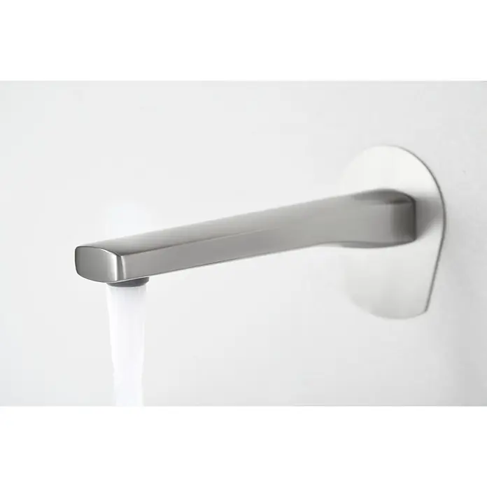 Imex Delos Grifo de lavabo - Acero - Primer plano de un moderno grifo de acero inoxidable montado en una pared blanca con agua que fluye.
