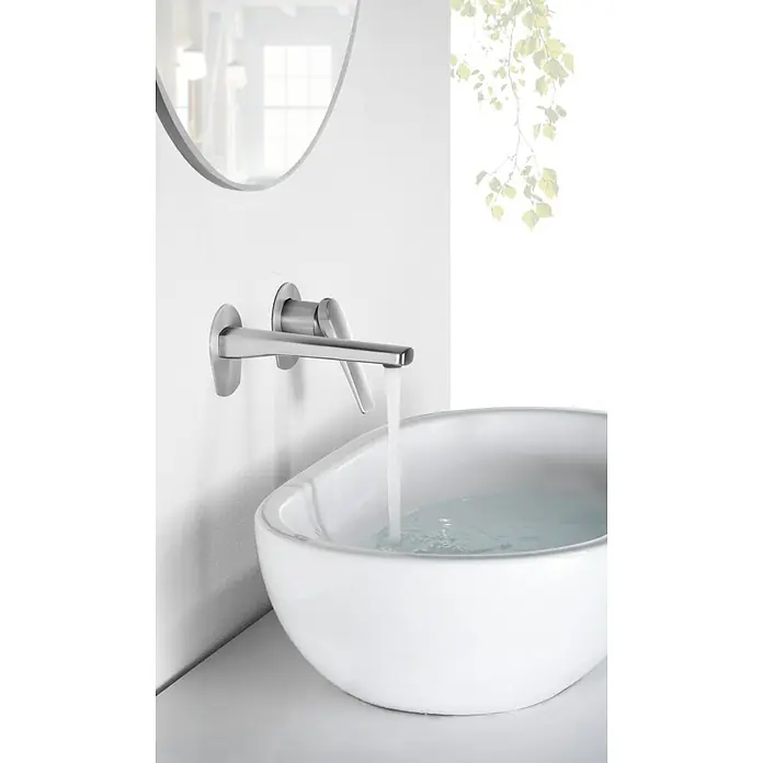 Imex Delos Grifo de lavabo - Acero - Elegante diseño de baño con un moderno grifo de pared sobre un elegante lavabo redondo.