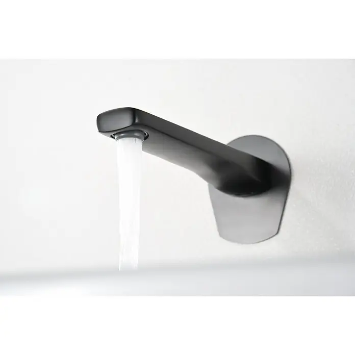 Imex Delos Grifo de lavabo - Negro - Primer plano de un moderno grifo negro de pared con agua fluyendo, sobre un fondo claro.
