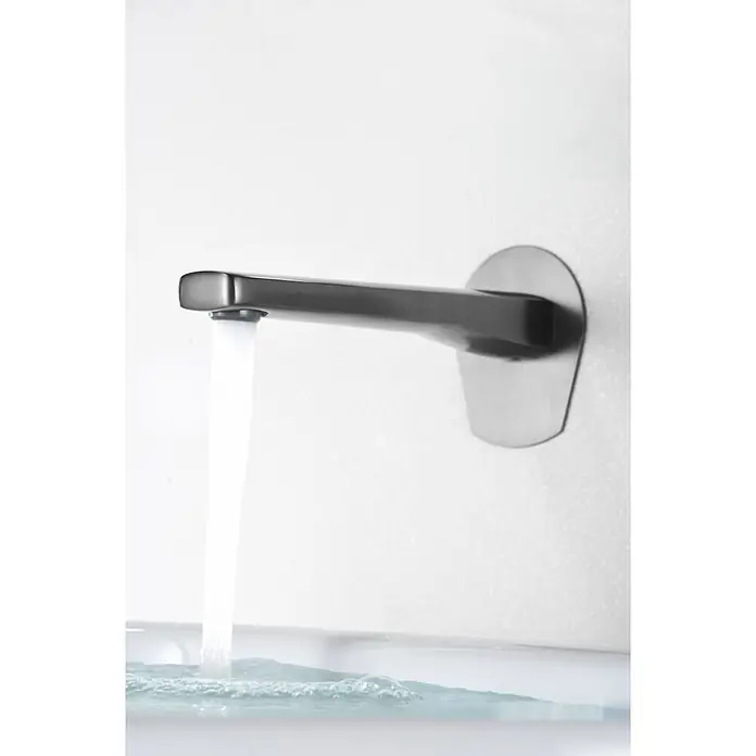Imex Delos Grifo de lavabo - Black gun metal - Primer plano de un grifo moderno de color plateado con agua que fluye hacia un lavabo, sobre un fondo luminoso y neutro.