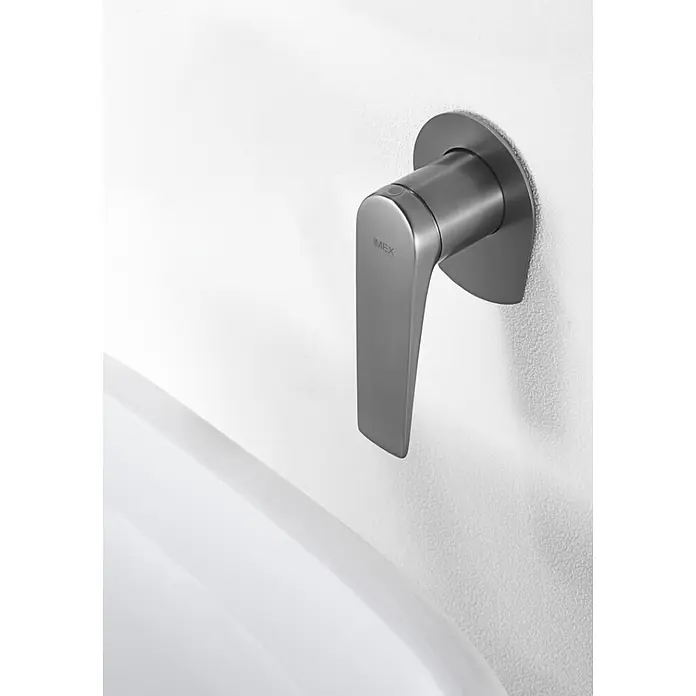 Imex Delos Grifo de lavabo - Black gun metal - Primer plano de un grifo IMEX con palanca y base redonda montado en la pared, diseño elegante para baños modernos.