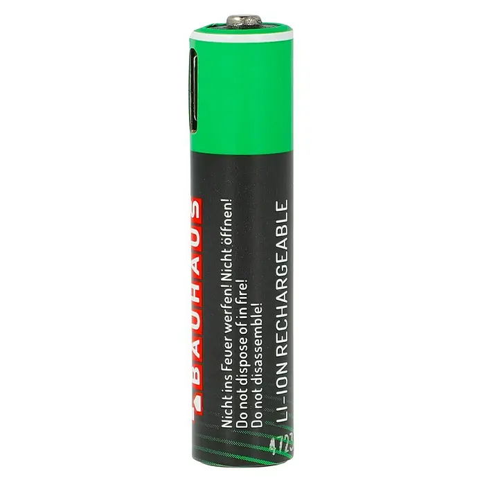 BAUHAUS Akku-Batterien USB-C - Micro AAA, Li-Ionen, 4 Stk. - Nahaufnahme einer grünen BAUHAUS Li-Ionen-Akkuzelle mit Warnhinweisen auf Deutsch und Englisch.