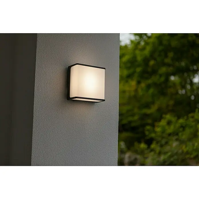 Lutec Doblo LED-Außenwandleuchte DOBLO - 9 W, 8 x 15 x 15 cm, Schwarz-matt, IP54 - Quadratische Wandleuchte mit schwarzem Rahmen und hellem Schirm an einer Wand befestigt. Perfekte Beleuchtung für den Außenbereich.
