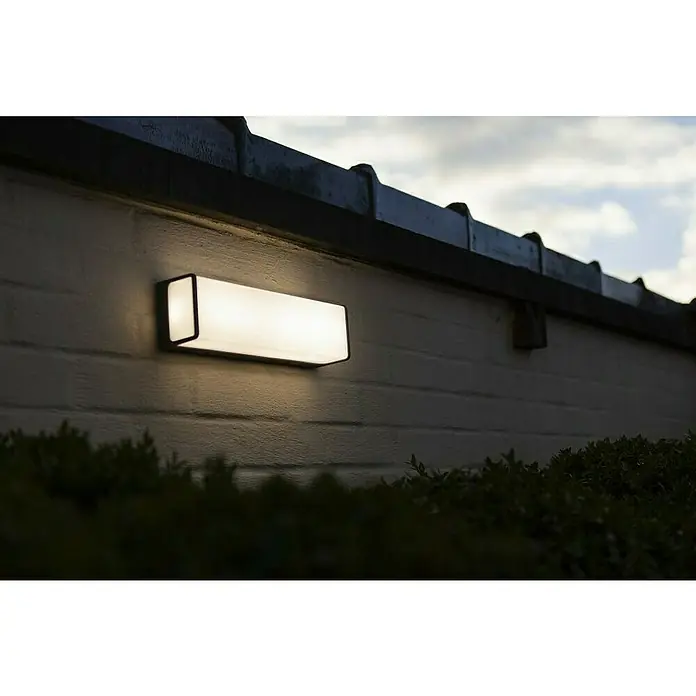 Lutec Doblo Aplique exterior LED Large - 34 W, 31,6 x 34 x 13 cm, Antracita, IP54 - Primer plano de una lámpara de pared rectangular para exteriores, que emite un brillo cálido y acogedor e ilumina sutilmente la fachada.