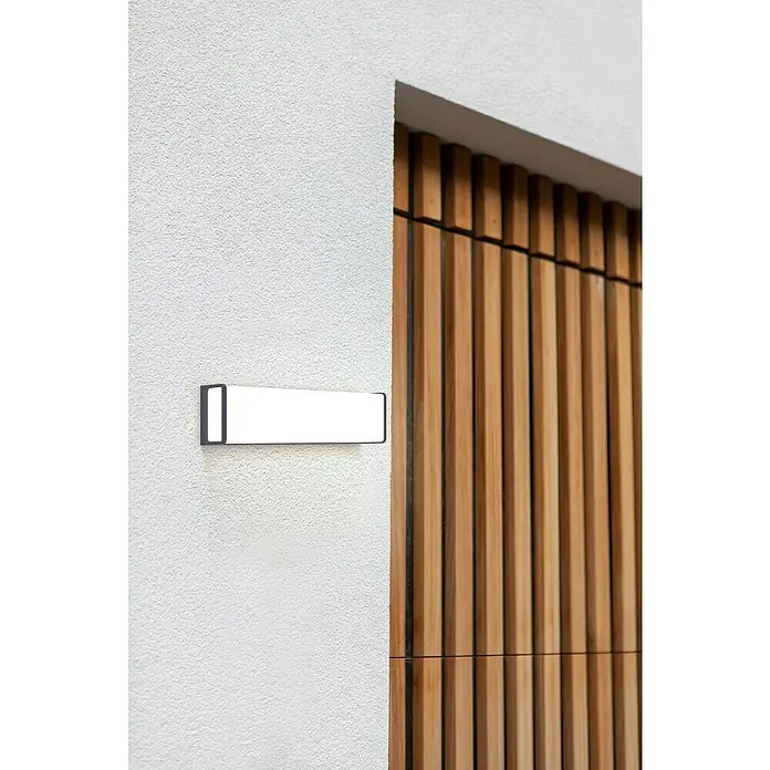 Lutec Doblo Aplique exterior LED Large - 34 W, 31,6 x 34 x 13 cm, Antracita, IP54 - La elegancia luminosa de una lámpara de pared rectangular con marco negro, que irradia una luz cálida y acogedora en una fachada moderna.