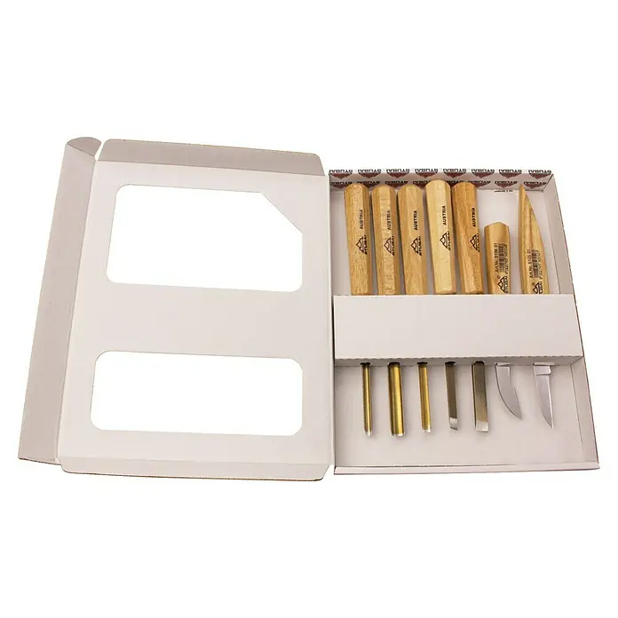Stubai Stechbeitel-Set für Bastler - 7 -tlg. - Ein offenes Set von Stubai Holzschnitzwerkzeugen, inklusive verschiedenen Messern und Griffen, präsentiert in einer weißen Verpackung.