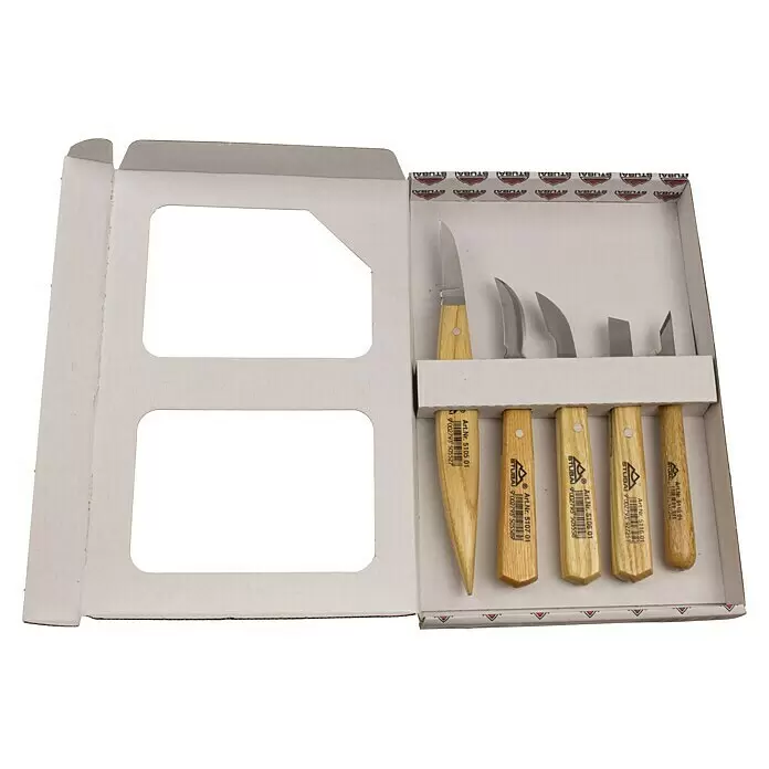 Stubai Kerbschnitzsatz - 5 -tlg. - Set aus fünf Holzschnitzwerkzeugen mit Holzgriffen und verschiedenen Metallklingen, in einer offenen Kartonschachtel.