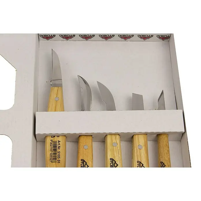 Stubai Kerbschnitzsatz - 5 -tlg. - Nahaufnahme eines Stubai Schnitzwerkzeug-Sets mit Holzgriffen und scharfen Klingen, ideal für präzise Holzschnitzarbeiten.