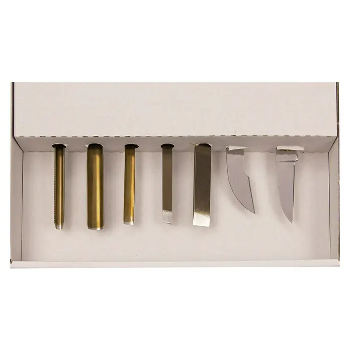 Stubai Stechbeitel-Set für Bastler - 7 -tlg. - Werkzeugsatz in einer weißen Verpackung. Es beinhaltet einen Satz von Metallwerkzeugen, die ordentlich in den Schlitzen der Verpackung platziert sind.