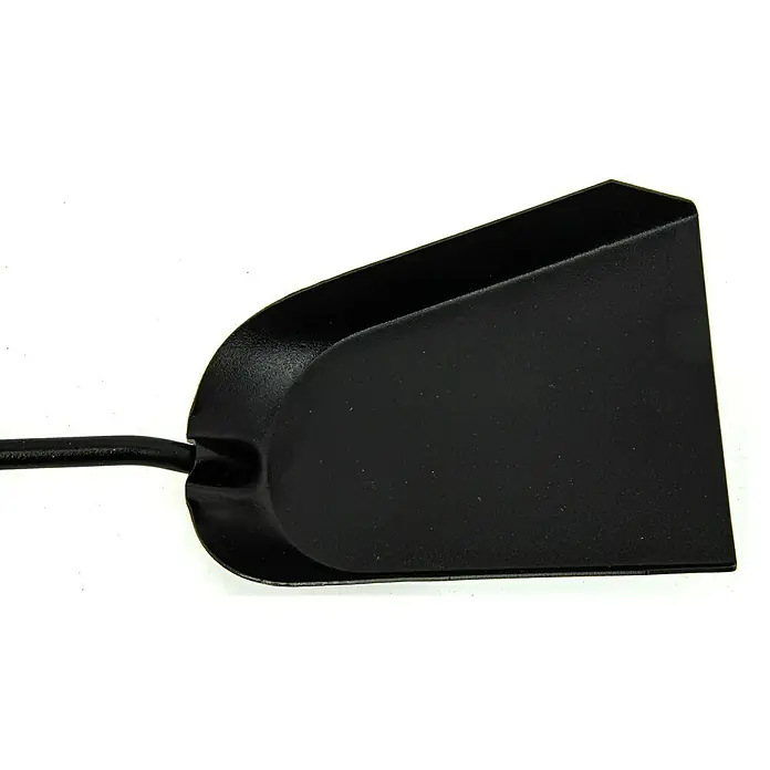Valo Kamingarnitur Bergen - 21 x 21 x 62,2 cm, Schwarz - Nahaufnahme einer schwarzen Kaminfeuerschaufel, ideal zum Entfernen von Asche und Rückständen aus Ihrem Kamin.