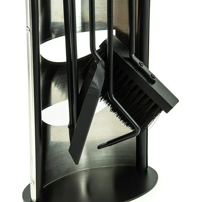 Valo Kamingarnitur Helsinki - 22 x 15 x 66,5 cm, Edelstahl, Silber - Nahaufnahme eines Kaminbestecks mit Schaufel und Besen in einem modernen Ständer, ideal für die Kaminpflege.