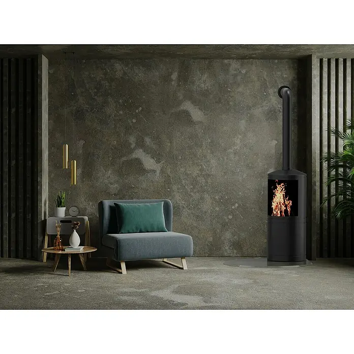Valo Glasbodenplatte Tropfenförmig - 110 x 110 cm - Modernes Wohnzimmer mit einem grauen Sessel, einem Beistelltisch und einem stilvollen schwarzen Kamin, der Wärme und Eleganz ausstrahlt.