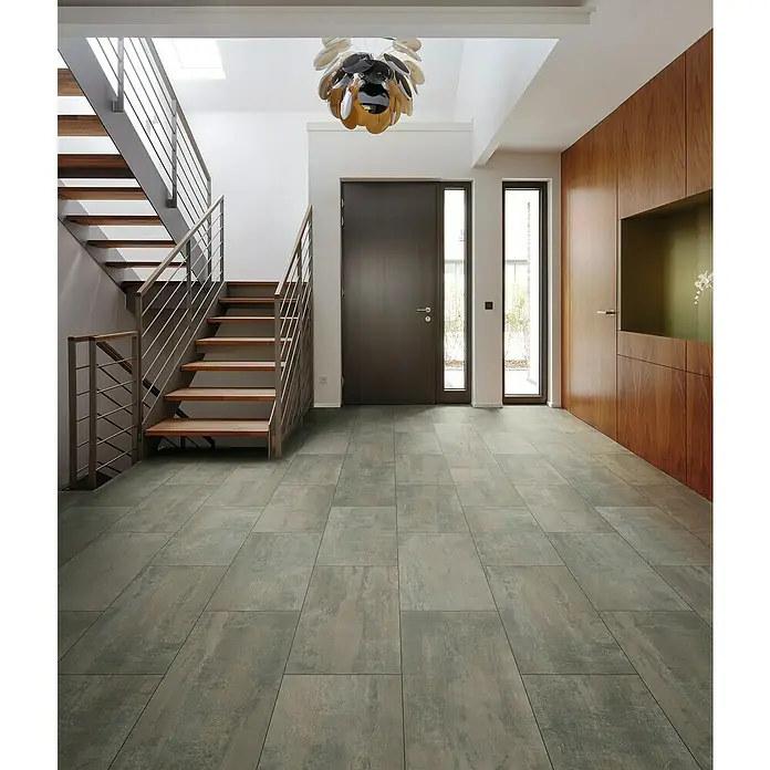 Krono Original Laminatmuster Organic Flex Brooklyn Vibe - 297 x 322 x 7 mm, Fliesenoptik - Elegantes Interieur mit modernen Bodenfliesen in Grau, Treppe mit Holzstufen und stilvoller Beleuchtung für ein zeitgemäßes Ambiente.