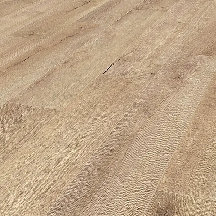 Krono Original Laminat Organic Flex - Sand River Oak, Landhausdiele, 1.288 x 189 x 7 mm - Nahaufnahme eines hellbraunen Laminatbodens, der die natürliche Holzstruktur und die feinen Details des Dekors hervorhebt.