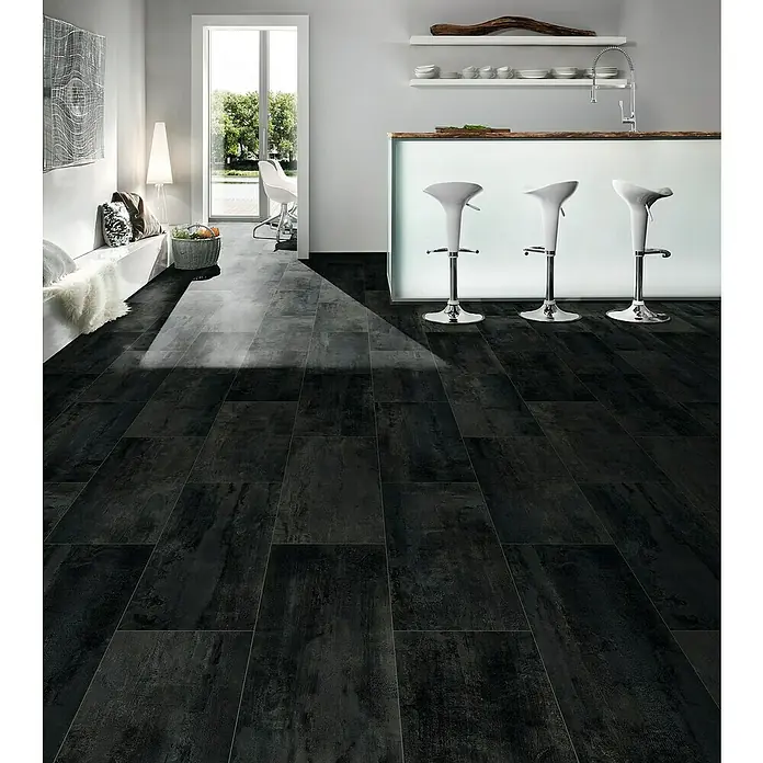 Krono Original Laminat Organic Flex - Brooklyn Dark, Fliese, 638 x 322 x 7 mm - Elegante dunkle Bodenfliesen in Holzoptik verleihen diesem modernen Küchenbereich einen Hauch von Wärme und Stil.