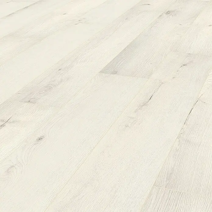 Krono Original Laminat Organic Flex - Pearl River Oak, Landhausdiele, 1.288 x 189 x 7 mm - Nahaufnahme eines hellen Holzfußbodens mit subtiler Maserung, ideal für moderne und minimalistische Raumgestaltungen.
