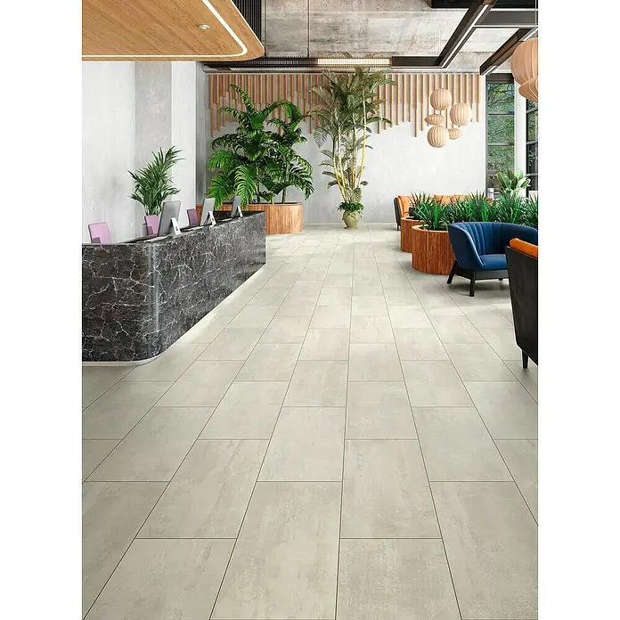 Krono Original Laminatmuster Organic Flex Brooklyn Mist - 297 x 322 x 7 mm, Fliesenoptik - Elegante Fliesen in einem hellen Farbton gestalten einen einladenden Empfangsbereich mit Naturakzenten und moderner Einrichtung.