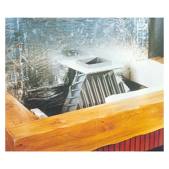 Isover Lana mineral Rocflam - L x An x Es: 1 m x 0,6 m x 30 mm - Vista a la chimenea con una estructura metálica gris y aislamiento reflectante. Vigas de madera y ladrillo rojo son visibles.
