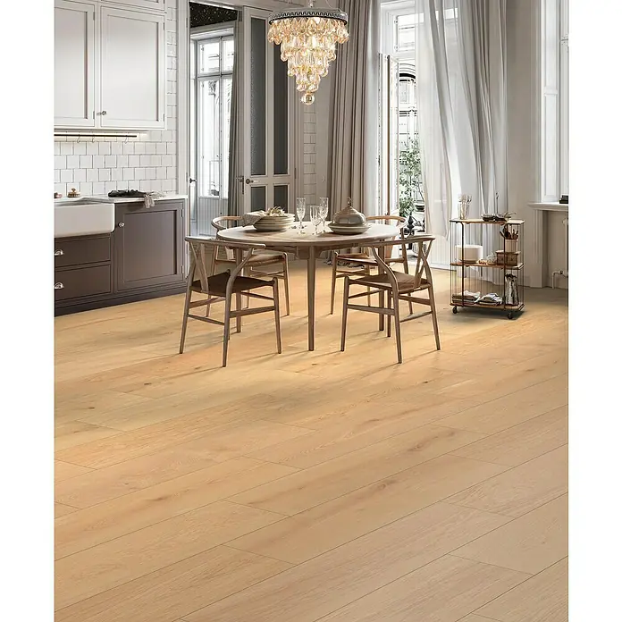 Krono Original Vinylboden Rocko 5 - Salem Oak, Landhausdiele, 1.210 x 295 x 5 mm - Elegantes Esszimmer mit hellen Holzböden, die Wärme und natürliche Schönheit in den Raum bringen. Perfekt für ein stilvolles Zuhause.