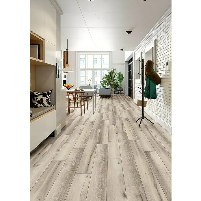 Krono Original Laminat Organic Flex - Lunar Range Oak, Landhausdiele, 1.288 x 189 x 7 mm - Das Bild zeigt ein modernes Wohnzimmer mit hellen Holzböden, weißen Wänden und minimalistischer Einrichtung. Das Parkett verleiht dem Raum Wärme und Eleganz.