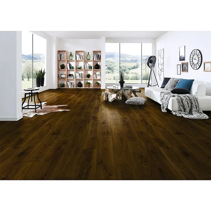 Krono Original Laminat Organic Flex - Tobacco Manor Oak, Landhausdiele, 1.288 x 189 x 7 mm - Elegantes Wohnzimmer mit dunklem Holzboden, der Wärme und Stil ausstrahlt. Der Boden bildet eine perfekte Basis für modernes Interieur.