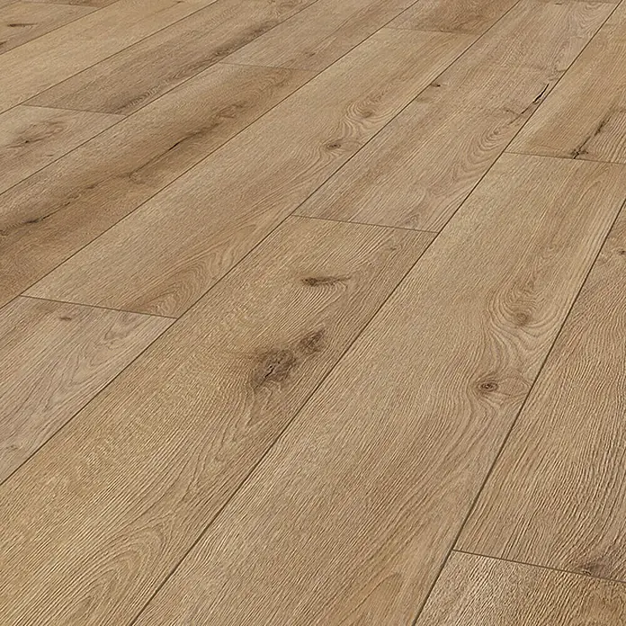Krono Original Laminat Organic Flex - Flax River Oak, Landhausdiele, 1.288 x 189 x 7 mm - Nahaufnahme eines Laminatbodens mit hellbraunen Holzplanken und markanten Maserungen, der eine warme und natürliche Atmosphäre vermittelt.