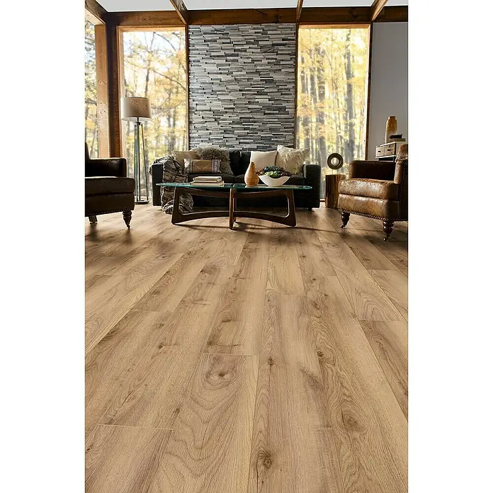 Krono Original Laminat Organic Flex - Tuscan Manor Oak, Landhausdiele, 1.288 x 189 x 7 mm - Einladendes Wohnzimmer mit hellem Holzboden, das eine warme und natürliche Atmosphäre schafft. Der Boden ist das Highlight dieses Bildes.