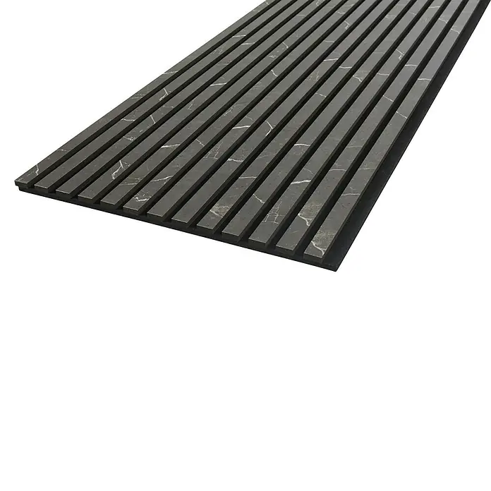 FibroTech Akustikpaneel Stone - Pattern Stone, L x B x S: 2.440 x 520 x 18 mm - Eine Nahaufnahme einer Wandplatte mit schmalen, grauen Marmorstreifen, die ein modernes und elegantes Design für die Innenraumgestaltung bietet.