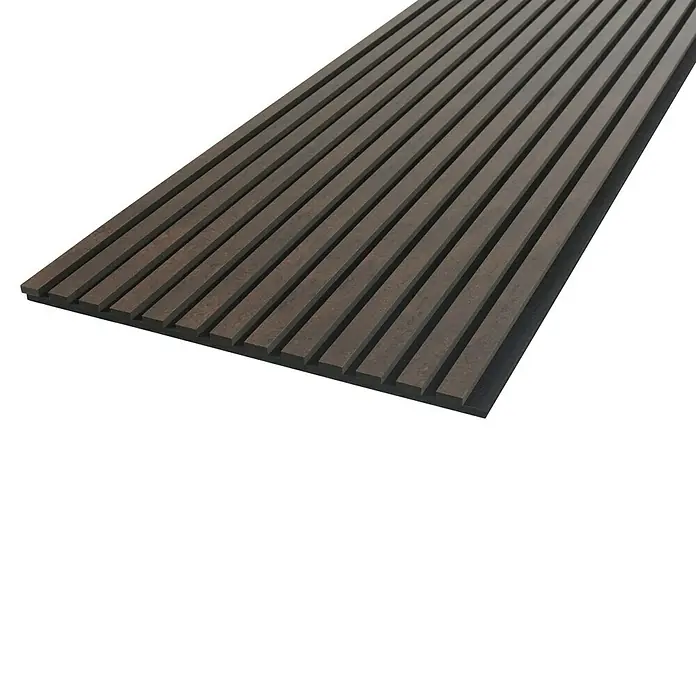 FibroTech Akustikpaneel Stone - Rusty Stone, L x B x S: 2.440 x 520 x 18 mm - Eine Nahaufnahme einer Holzlamellenwand mit braunen, gerillten Holzpaneelen auf einem dunklen Hintergrund.