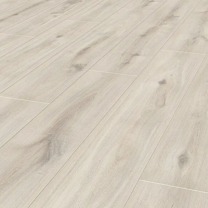 Krono Original Laminatmuster Organic Classic Misty Plains Oak - 297 x 195 x 8 mm, Landhausdiele - Nahaufnahme von hellem Laminatboden mit einer fühlbaren Holzstruktur und hellen Fugen für ein modernes Raumgefühl.