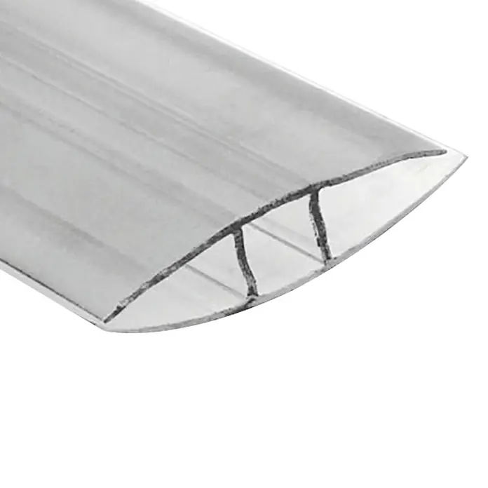 Perfil en H placas de policarbonato - Espesor: 8 mm - Primer plano de una lámina alveolar de policarbonato transparente, utilizada para techos y revestimientos.
