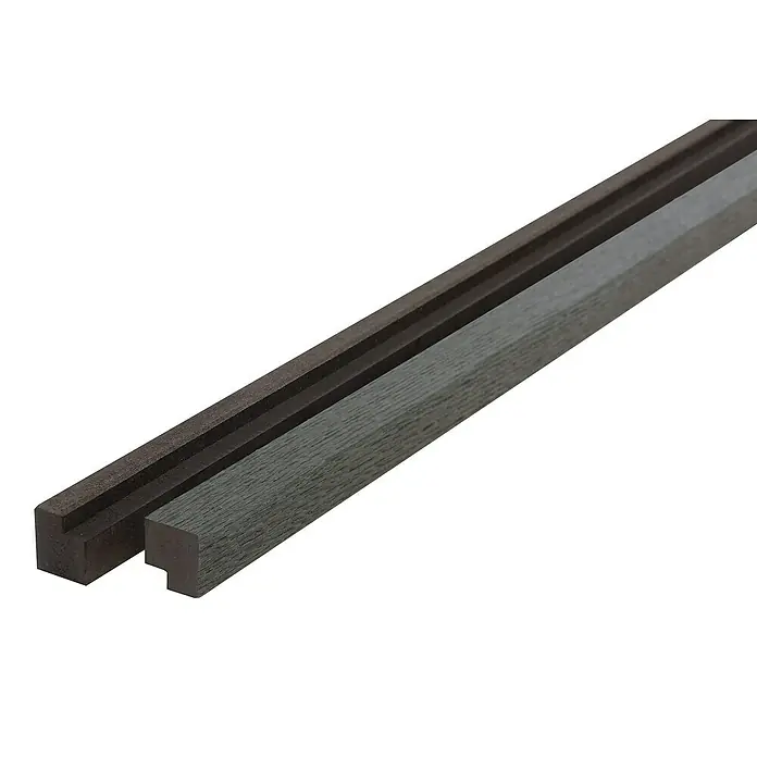 FibroTech Abschlussleiste - 3.000 x 25 x 22 mm, 2 Stk., Black Oak - Zwei Terrassendielen aus Verbundmaterial in Braun- und Grautönen, die die Textur und das Profil des Produkts hervorheben.