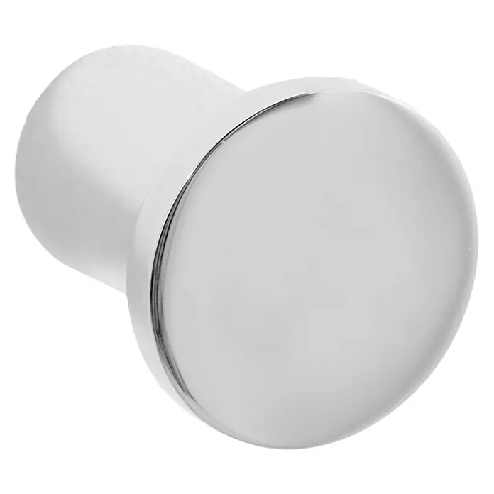 Tauro Baño Nude Colgador de baño - Cromo - Primer plano de un pomo de mueble cromado, redondo y brillante, con una base cilíndrica sobre un fondo negro.