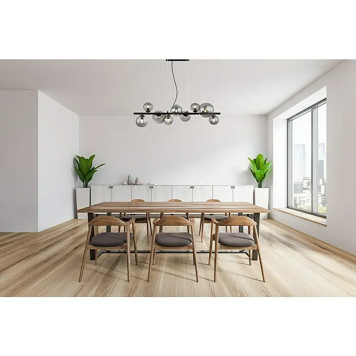 Globo Riha Pendelleuchte - 31,5 W, L x B x H: 86 x 36 x 120 cm, Rauchglas, Schwarz, G9 - Ein modernes Esszimmer mit einem stilvollen Esstisch und einer auffälligen, linearen Pendelleuchte mit Glaskugeln, die das Zimmer beleuchtet.