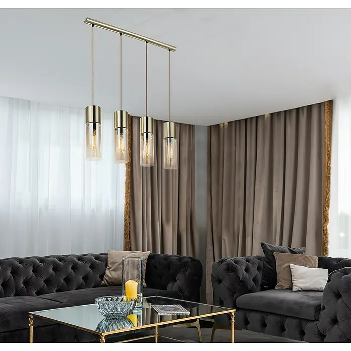 Globo Annika Pendelleuchte - 25 W, E27 - Eine moderne Pendelleuchte mit vier zylindrischen Glasschirmen und goldenen Akzenten hängt über einem eleganten Wohnbereich.