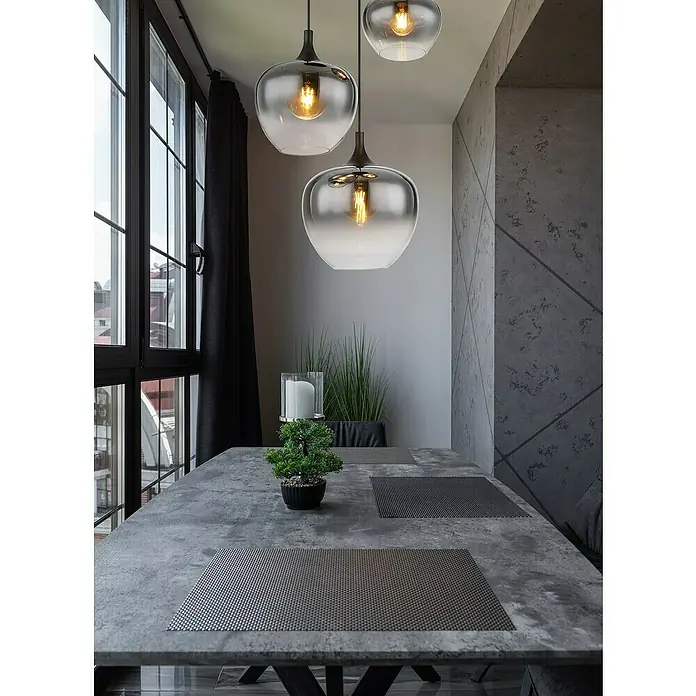 Globo Pendelleuchte Maxy - 40 W, Ø x H: 48 x 120 cm, 3-Strahlig, E27 - Moderne Pendelleuchten mit rauchfarbenem Glas und Edison-Glühbirnen über einem Esstisch mit Betonoptik. Die Leuchten setzen stilvolle Akzente.