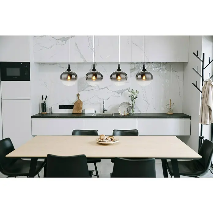 Globo Pendelleuchte Maxy - 40 W, 4-strahlig, L x B x H: 100 x 18 x 120 cm, E27 - Eine moderne Esszimmerbeleuchtung mit vier stilvollen Pendelleuchten, die über einem hellen Holztisch mit schwarzen Stühlen hängen.