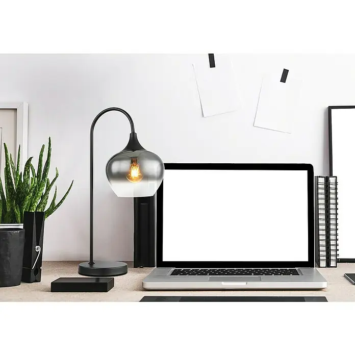 Globo Lámpara de sobremesa - 40 W, L x An x Al: 27,5 x 18 x 54 cm, Negro, E27 - Primer plano de un escritorio con un portátil con pantalla en blanco y una elegante lámpara, destacando el entorno de trabajo moderno.