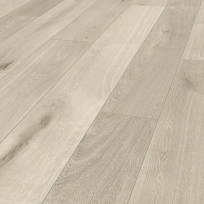 Krono Original Vinylbodenmuster Rocko Classic Airflow - 297 x 192 x 5 mm, Landhausdiele, Airflow - Helle Holzboden-Textur. Die Bodenbretter verlaufen diagonal durch das Bild und zeigen eine detaillierte Holzmaserung für ein realistisches Aussehen.