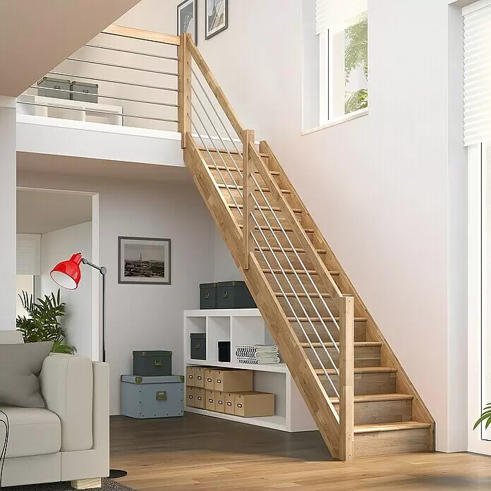 Dolle Raumspartreppe Paris - Breite: 83,5 mm, Eiche, Natur, Silber, Lackiert, Geschosshöhe: 280,5 cm, Gerade, Edelstahlstäbe, Mit Setzstufen - Moderne Holztreppe mit Metallgeländer, die zwei Ebenen in einem hellen Wohnraum verbindet.