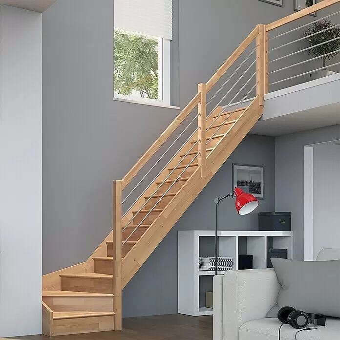 Dolle Raumspartreppe Paris - Breite: 83,5 mm, Buche, Lackiert, Geschosshöhe: 318 cm, 1/4-gewendelt rechts, Edelstahlstäbe, Mit Setzstufen - Moderne Treppe aus hellem Holz mit Metallgeländer, die einen Wohnbereich mit einer oberen Etage verbindet.