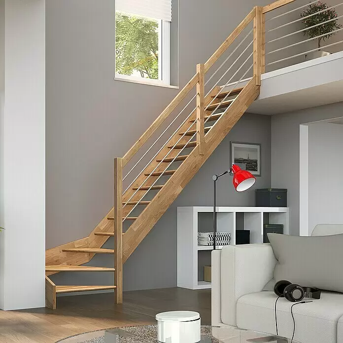 Dolle Raumspartreppe Paris - Breite: 83,5 mm, Eiche, Lackiert, Geschosshöhe: 318 cm, 1/4-gewendelt rechts, Edelstahlstäbe, Ohne Setzstufen - Holztreppe aus hellem Holz mit horizontalen silbernen Metallstäben als Geländer, die zwei Etagen in einem modernen Zuhause verbindet.