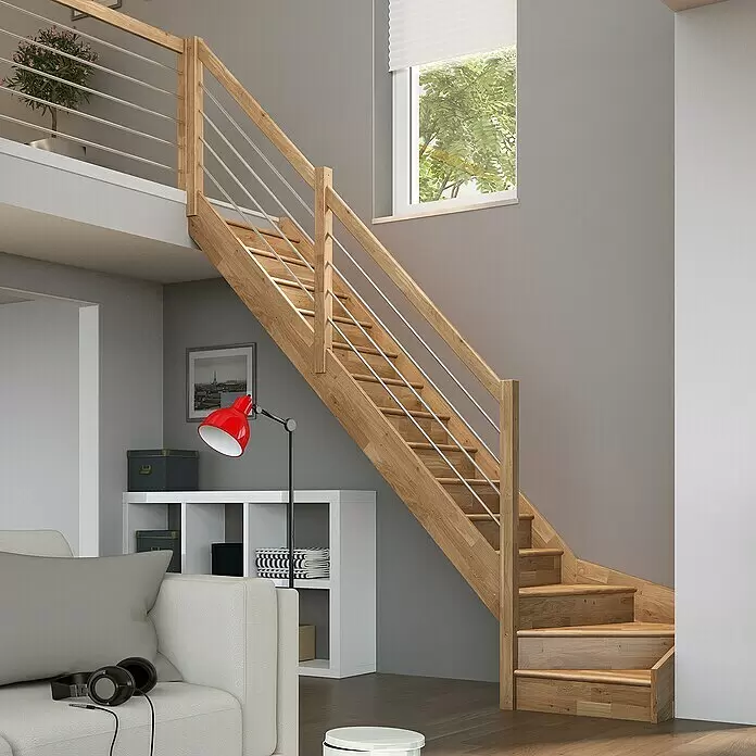 Dolle Raumspartreppe Paris - Breite: 83,5 mm, Eiche, Lackiert, Geschosshöhe: 318 cm, 1/4-gewendelt links, Edelstahlstäbe, Mit Setzstufen - Moderne Treppe aus heller Eiche mit silbernen Stabgeländern, die zwei Etagen in einem modernen Zuhause verbindet.