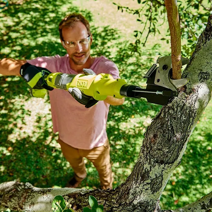 Ryobi ONE+ Akku-Astschere OLP1832BX - 18 V, Li-Ionen, Ohne Akku - Ein Mann benutzt eine RYOBI Akku-Astschere, um einen Baumast zu schneiden. Das Gerät ist gelb und schwarz.