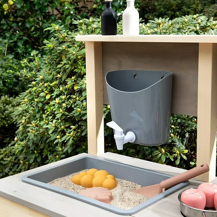Muddy Buddy Wasserspender Aqua Fun - Grau, L x B x H: 20 x 14 x 18 cm - Ein Sandkasten mit Wasserhahn und Zubehör, ideal für kreatives Spielen im Freien. Perfekt für Kinder, um die Natur zu erkunden.