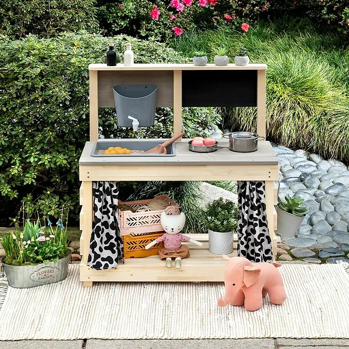 Muddy Buddy Matschküche Big Leo - 80 x 40 x 90 cm, Holz, Natur/ Grau - Ein charmantes Outdoor-Spielküche-Set mit zahlreichen Zubehörteilen, darunter Töpfe, Pfannen und ein Waschbecken, ideal für kreative Rollenspiele im Garten.